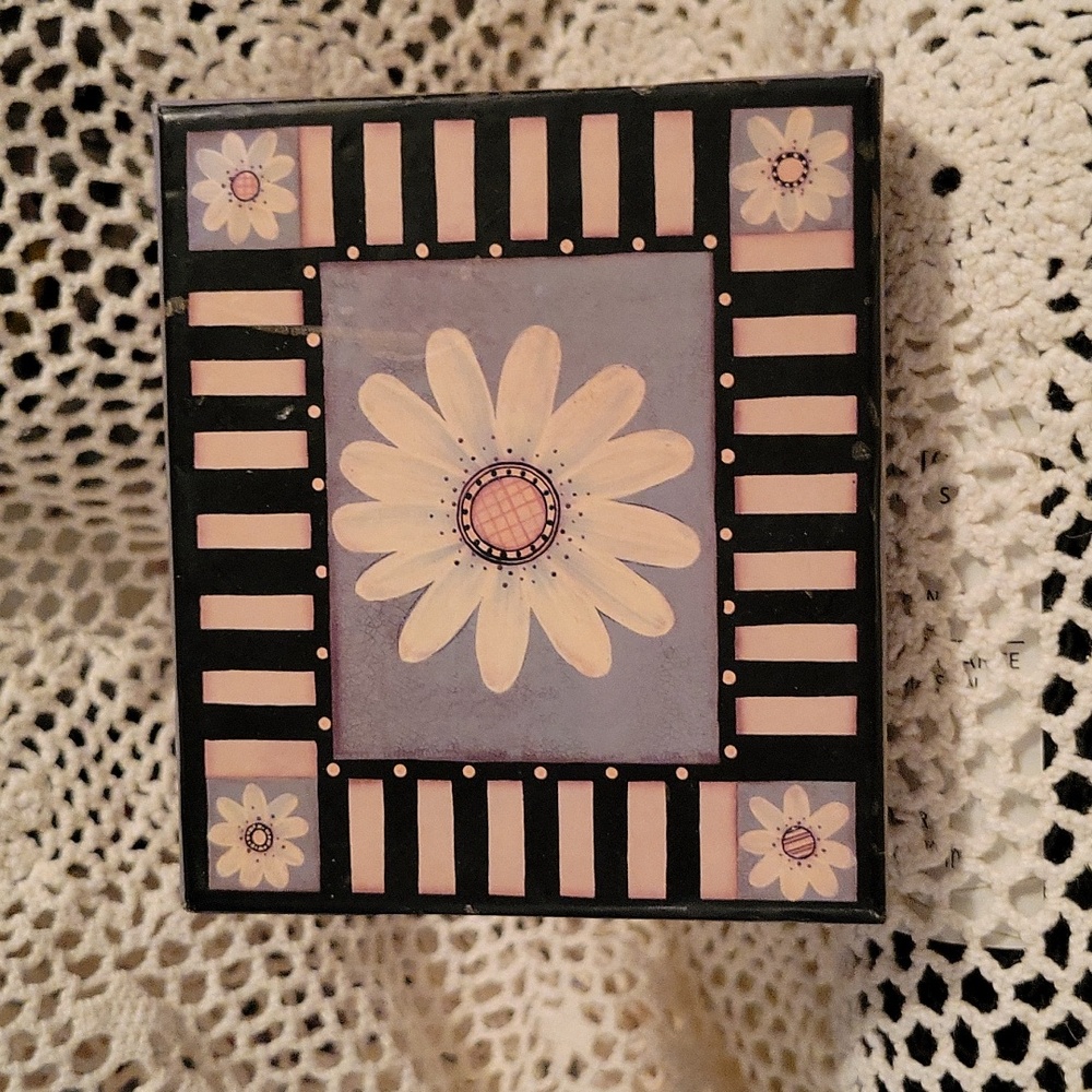 Daisy print gift box